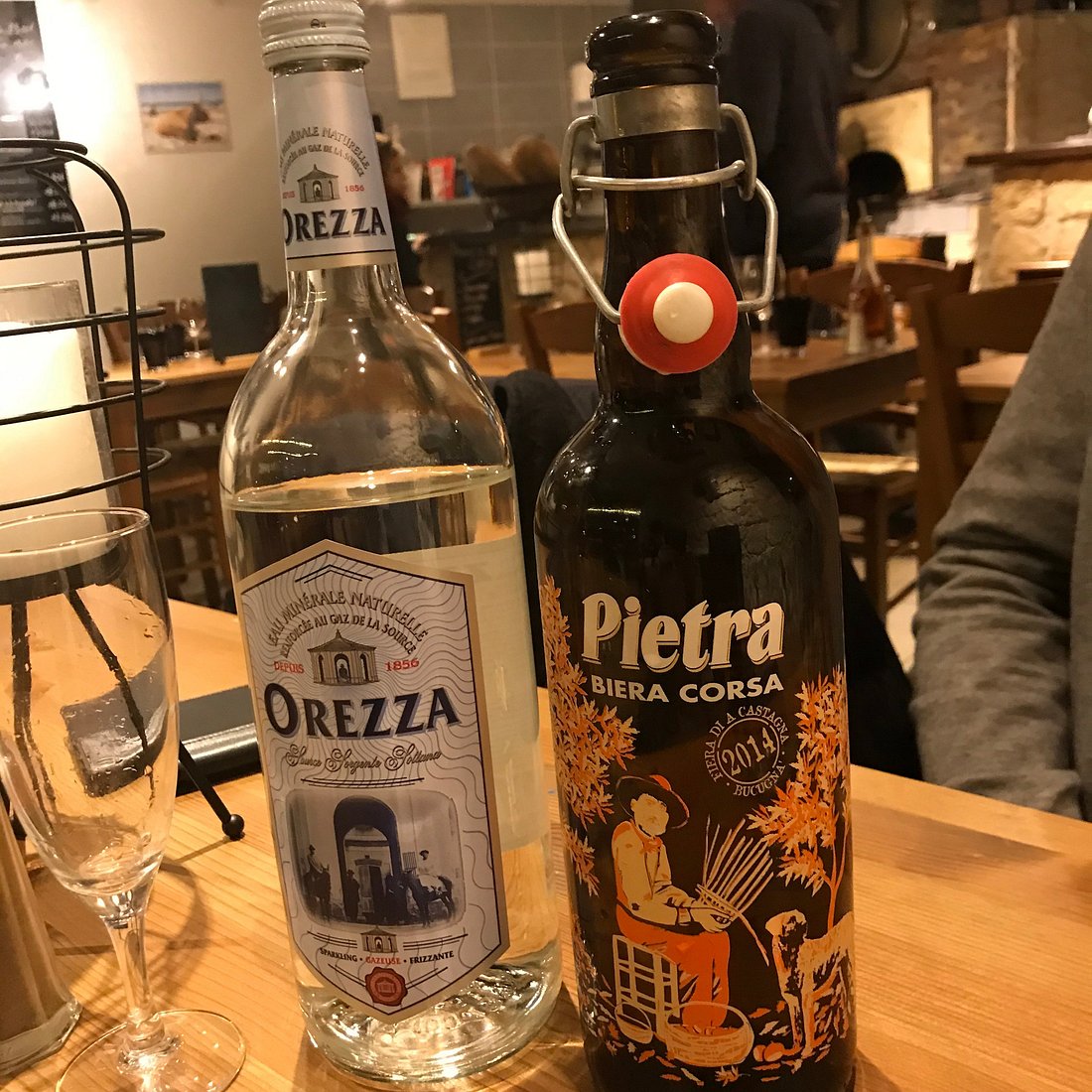 Boissons corses Pietra et Orezza servies Chez Roberto